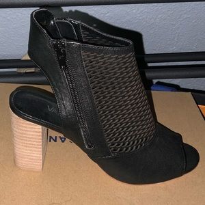 Black sandals peep toe block heel